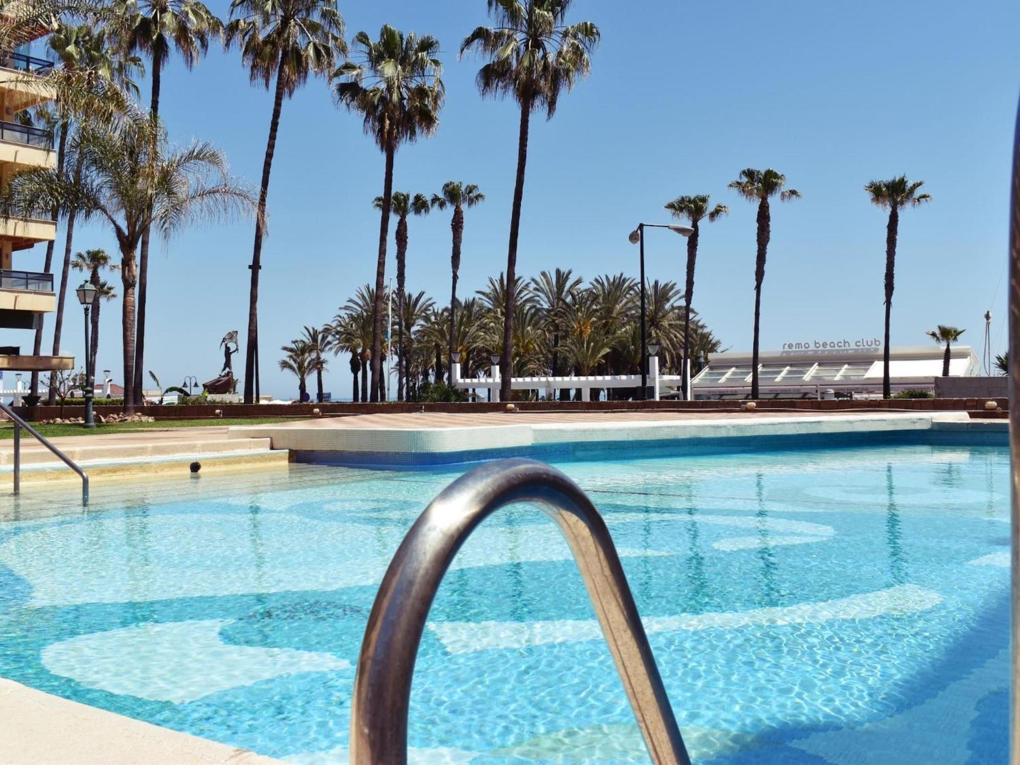 Luminoso Apartamento De 3 Dormitorios A Pie De Playa En Torremolinos Luaran gambar