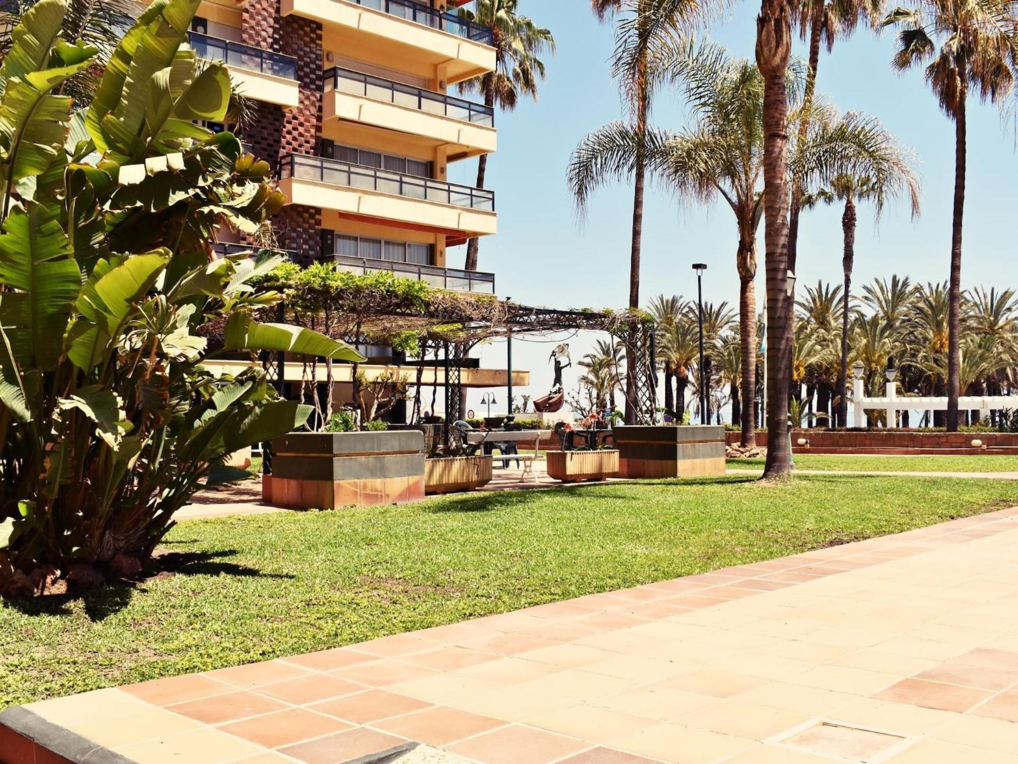 Luminoso Apartamento De 3 Dormitorios A Pie De Playa En Torremolinos Luaran gambar