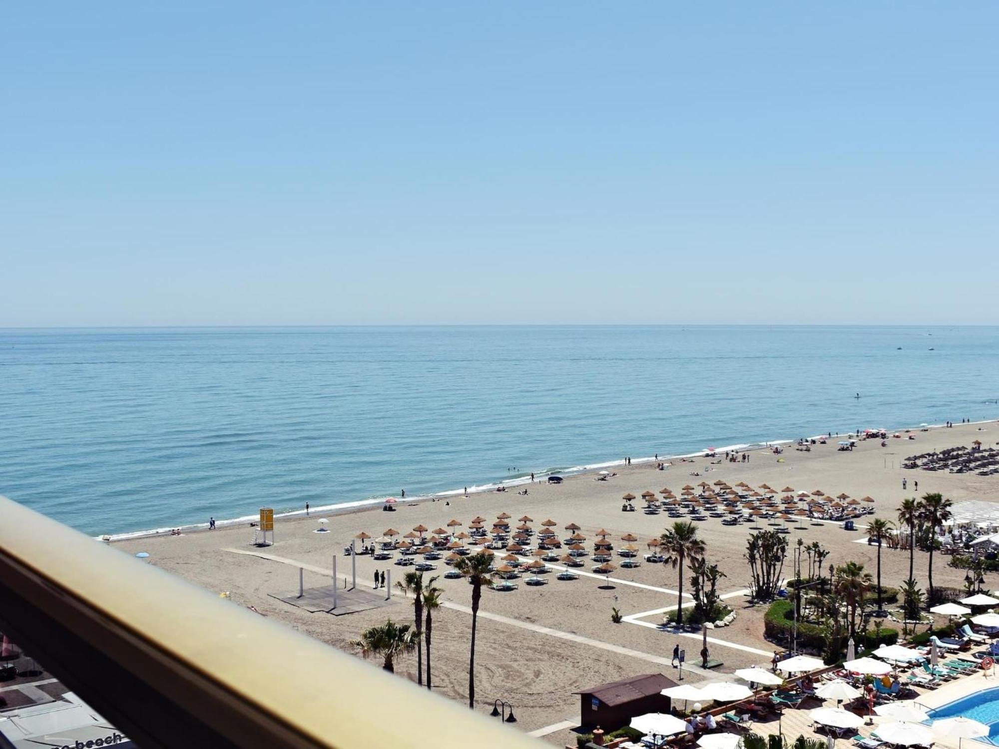 Luminoso Apartamento De 3 Dormitorios A Pie De Playa En Torremolinos Luaran gambar
